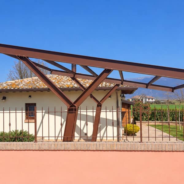 Pensilina fotovoltaica a sbalzo con pannelli solari in un giardino.