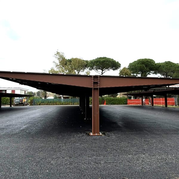 Pensiline fotovoltaiche a sbalzo con pannelli solari su parcheggio.