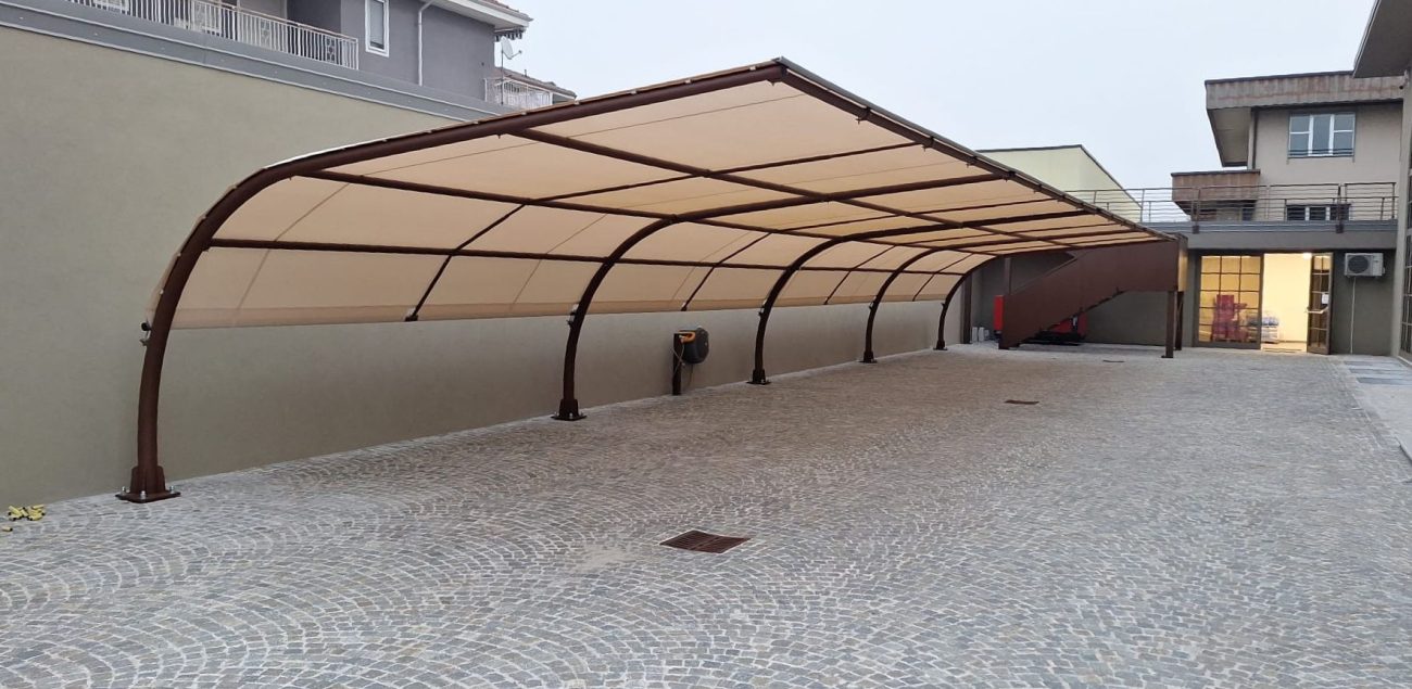 Pensilina Omb effetto CORTEN e telo microforato avorio