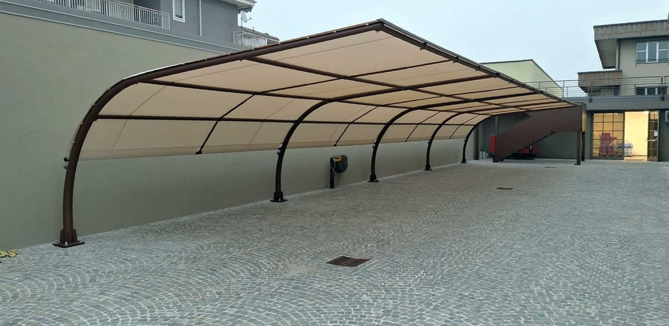 Pensilina-Omb-effetto-CORTEN-e-telo-microforato-avorio