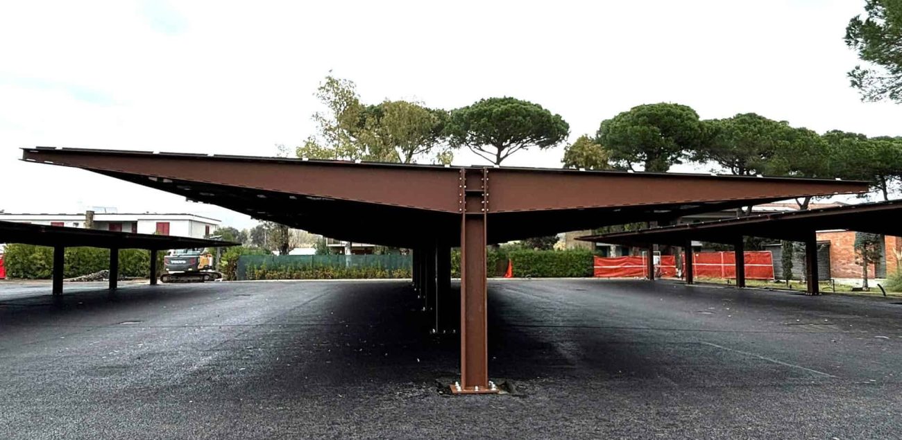 Pensiline fotovoltaiche a sbalzo con pannelli solari su parcheggio.